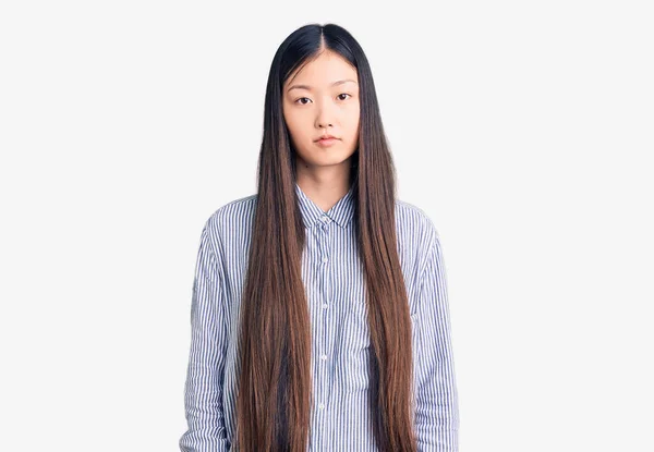 Jonge Mooie Chinese Vrouw Draagt Casual Shirt Ontspannen Met Serieuze — Stockfoto