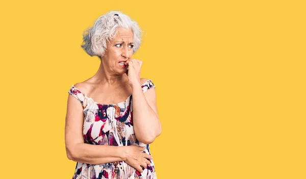Eine Ältere Grauhaarige Frau Lässiger Kleidung Sieht Gestresst Und Nervös — Stockfoto