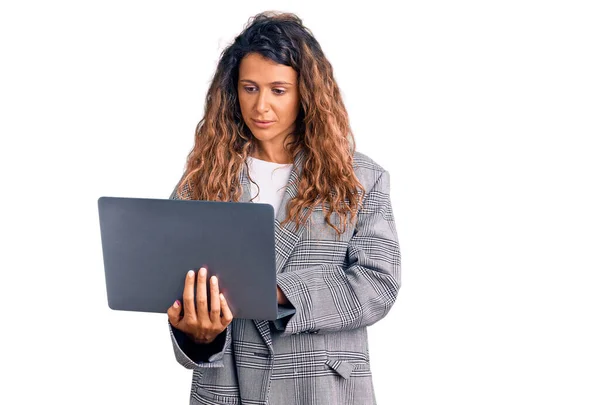 Young Hispanic Woman Tattoo Holding Laptop Thinking Attitude Sober Expression — Stock Photo, Image