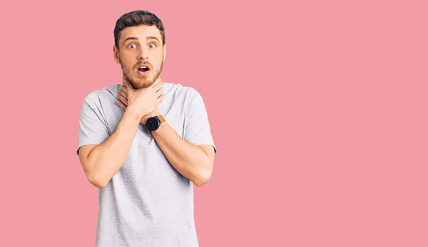 Schöner Junger Mann Mit Bär Lässigem Shirt Schreit Und Erstickt — Stockfoto