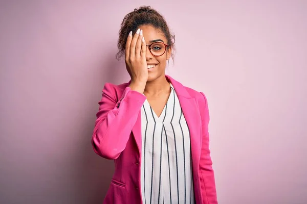 Belle Femme Affaires Afro Américaine Portant Une Veste Des Lunettes — Photo