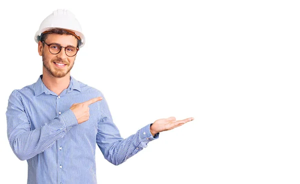 Guapo Joven Con Oso Vestido Arquitecto Hardhat Asombrado Sonriendo Cámara — Foto de Stock