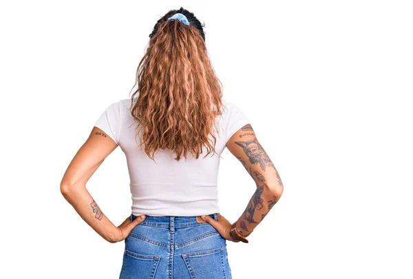 Молодая Латиноамериканка Татуировкой Белой Футболке Стоящей Спиной Смотрящей Назад Руками — стоковое фото