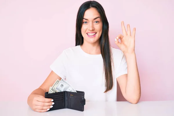 Wanita Muda Kaukasia Duduk Meja Memegang Dompet Dengan Uang Kertas — Stok Foto