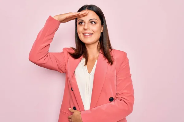 Young Beautiful Brunette Businesswoman Wearing Elegant Jacket Isolated Pink Background — Stock Photo, Image