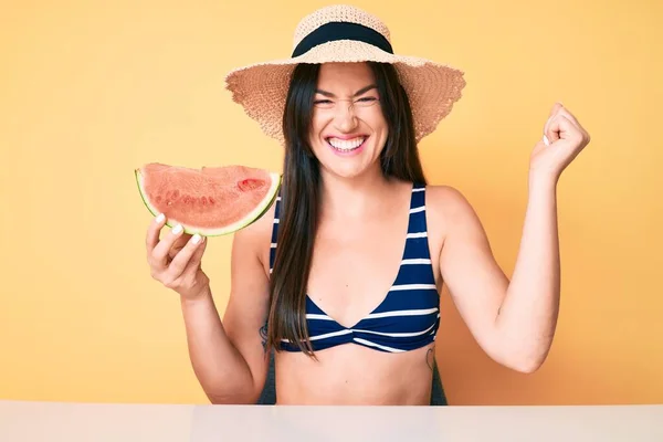 Ung Vacker Kaukasisk Kvinna Bikini Och Mössa Håller Skiva Vattenmelon — Stockfoto