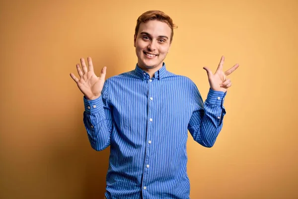 Joven Hombre Pelirrojo Guapo Con Camisa Rayas Casual Sobre Fondo —  Fotos de Stock