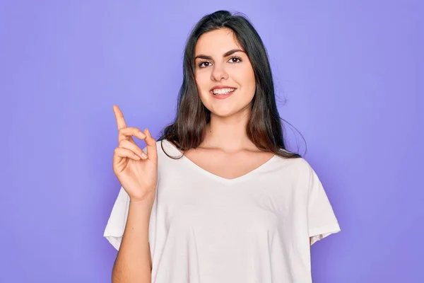 Jong Mooi Brunette Vrouw Dragen Casual Wit Shirt Paarse Achtergrond — Stockfoto