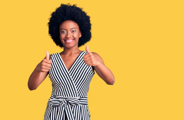 Jovem Afro Americana Vestindo Roupas Casuais Aprovando Fazer Gesto Positivo — Fotografia de Stock