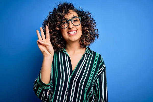 Jong Mooi Krullend Arabisch Vrouw Dragen Gestreept Shirt Bril Blauwe — Stockfoto