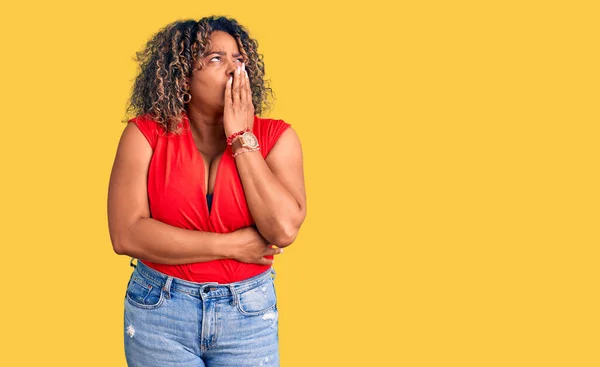 Jovem Afro Americana Size Mulher Vestindo Estilo Casual Com Camisa — Fotografia de Stock