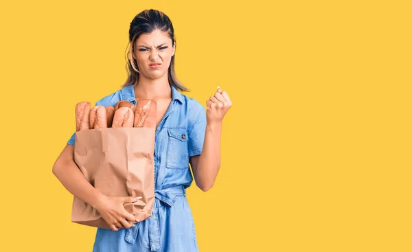 Joven Mujer Hermosa Sosteniendo Bolsa Papel Con Pan Molesto Frustrado —  Fotos de Stock