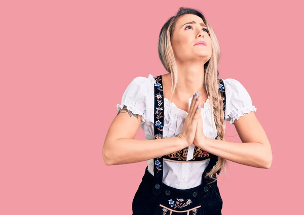 Joven Hermosa Mujer Rubia Con Vestido Oktoberfest Mendigando Rezando Con — Foto de Stock