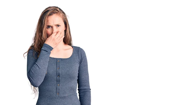 Jonge Mooie Blonde Vrouw Draagt Casual Jurk Ruiken Iets Stinkend — Stockfoto