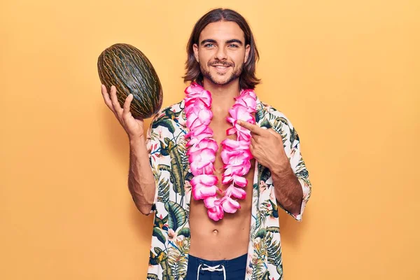 Joven Hombre Guapo Con Traje Baño Lei Hawaiano Sosteniendo Melón — Foto de Stock