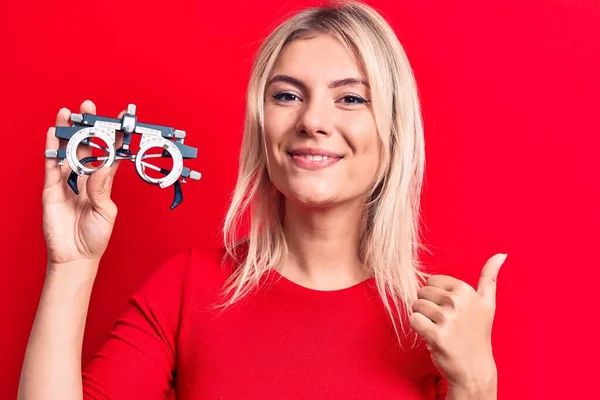 Jonge Mooie Blonde Vrouw Met Optometrie Bril Geïsoleerde Rode Achtergrond — Stockfoto