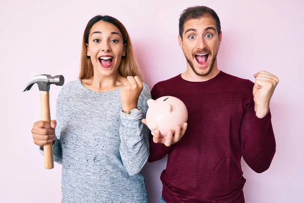 Hermosa Pareja Sosteniendo Alcancía Martillo Gritando Orgullosos Celebrando Victoria Éxito — Foto de Stock