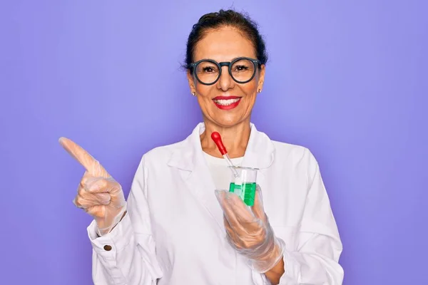 Středního Věku Senior Vědec Žena Sobě Laboratorní Plášť Držení Zkumavky — Stock fotografie