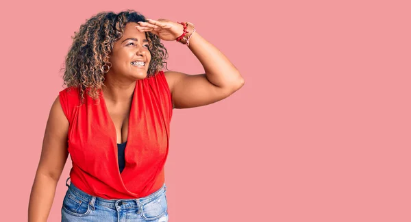 Молода Афроамериканка Плюс Розмір Жінка Повсякденному Стилі Безрукою Сорочкою Дуже — стокове фото