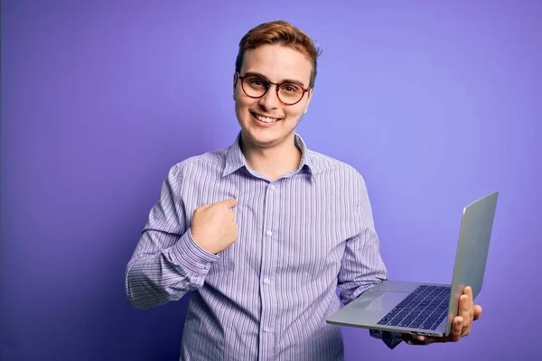 Joven Hombre Negocios Pelirroja Guapo Trabajando Con Ordenador Portátil Sobre —  Fotos de Stock