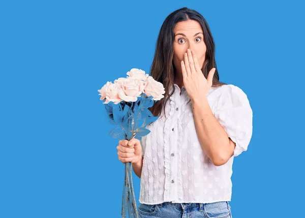 Giovane Bella Donna Bruna Che Tiene Bouquet Fiori Che Coprono — Foto Stock