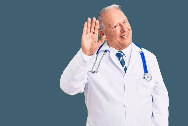 Senior Bonito Homem Cabelos Grisalhos Vestindo Casaco Médico Estetoscópio Dispensa — Fotografia de Stock