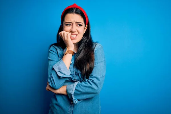 Jonge Brunette Vrouw Draagt Casual Denim Shirt Blauwe Geïsoleerde Achtergrond — Stockfoto