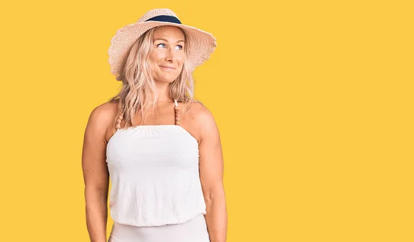 Średnio Wysportowana Blondynka Letniej Czapce Uśmiechnięta Patrząc Bok Myśląc — Zdjęcie stockowe