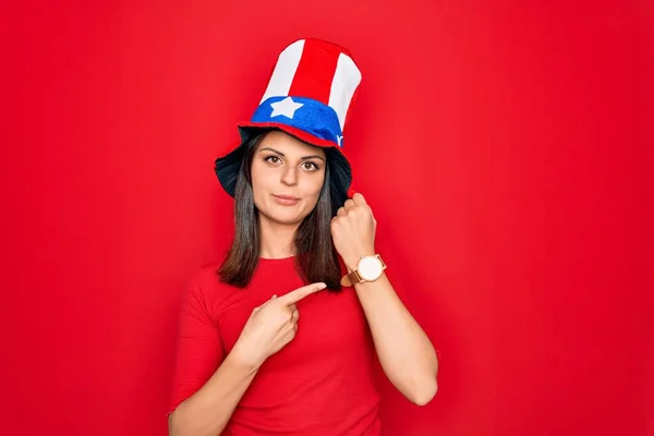 Giovane Bella Donna Bruna Con Indosso Cappello Degli Stati Uniti — Foto Stock