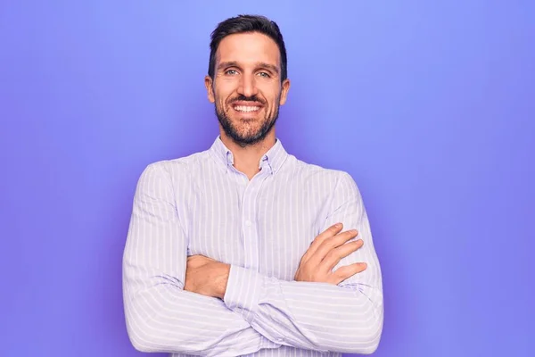 Joven Hombre Guapo Con Camisa Rayas Casuales Pie Sobre Fondo —  Fotos de Stock