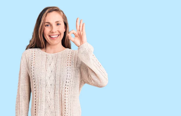 스웨터를 금발의 여성이 긍정적으로 웃으면서 손가락으로 괜찮은 사인을 있습니다 성공적 — 스톡 사진