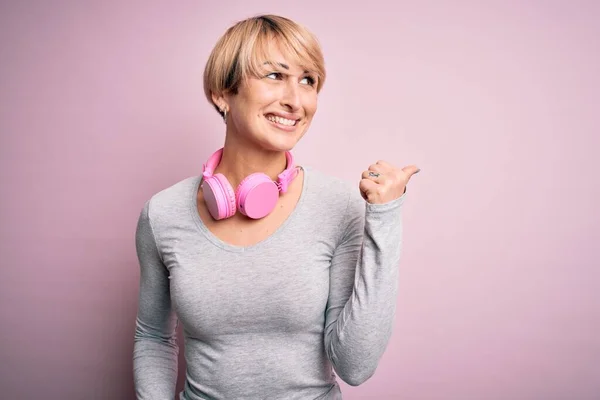 Jonge Blonde Vrouw Met Kort Haar Dragen Van Een Koptelefoon — Stockfoto