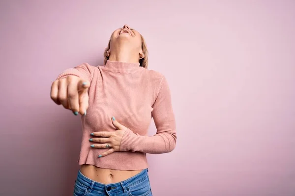 Young Blonde Woman Short Hair Wearing Casual Turtleneck Sweater Pink — Stock Photo, Image