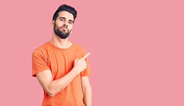 Sakallı Sıradan Tişörtlü Parmaklı Genç Yakışıklı Adam Reklamını Yapıyor Ciddi — Stok fotoğraf