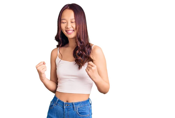 Menina Chinesa Bonita Nova Vestindo Roupas Casuais Muito Feliz Animado — Fotografia de Stock