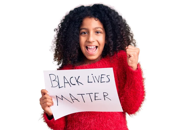 Afrykańskie Amerykańskie Dziecko Kręconymi Włosami Trzymające Czarne Życia Sztandar Materii — Zdjęcie stockowe