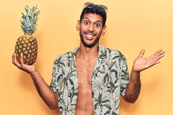 Mladý Latinský Muž Letní Košili Drží Ananas Slaví Úspěch Šťastným — Stock fotografie