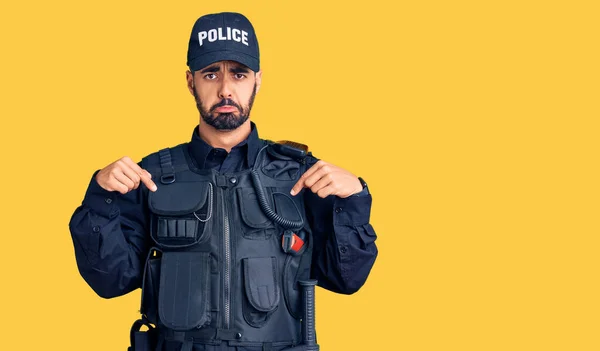 Ung Latinamerikansk Man Polisuniform Pekar Ner Ser Ledsen Och Upprörd — Stockfoto