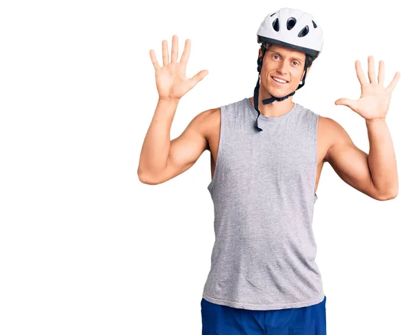 Jovem Homem Bonito Usando Capacete Bicicleta Mostrando Apontando Para Cima — Fotografia de Stock