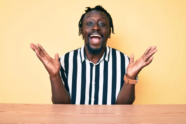 Joven Afroamericano Con Trenzas Vestidas Con Ropa Casual Sentado Mesa —  Fotos de Stock