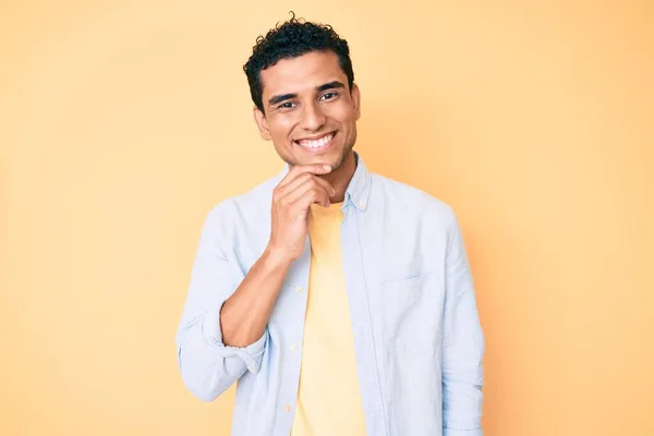 Homem Hispânico Bonito Jovem Sobre Fundo Amarelo Sorrindo Olhando Confiante — Fotografia de Stock