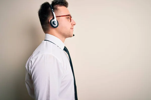 Müşteri Hizmetlerinde Çağrı Merkezi Kulaklığı Takan Yakışıklı Beyaz Bir Adamı — Stok fotoğraf