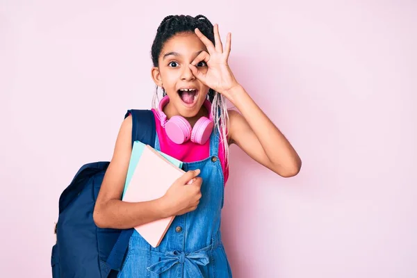 Niña Joven Afroamericana Con Trenzas Sosteniendo Mochila Estudiantil Libros Sonriendo —  Fotos de Stock