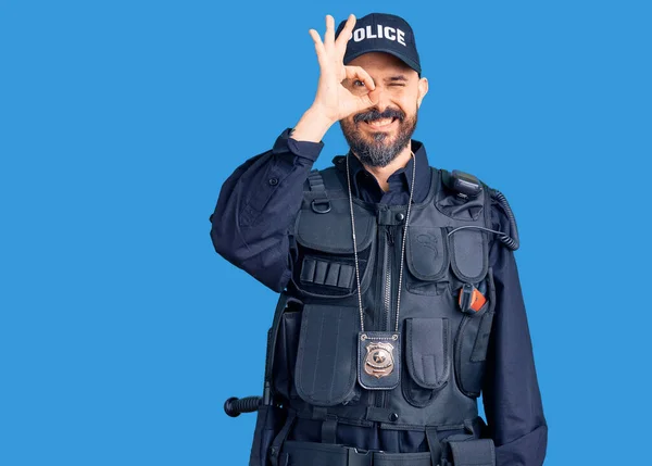 Polis Üniforması Giyen Yakışıklı Genç Adam Hareketleriyle Gülümsüyor Gözleriyle Mutlu — Stok fotoğraf