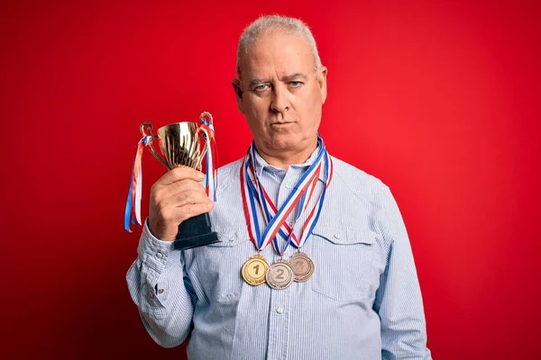 Edad Media Hoary Hombre Exitoso Con Medallas Celebración Trofeo Sobre — Foto de Stock