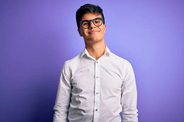 Jovem Homem Negócios Bonito Vestindo Camisa Óculos Sobre Fundo Roxo — Fotografia de Stock