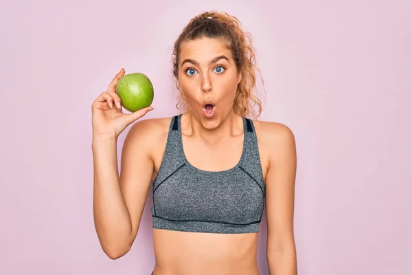 Joven Hermosa Rubia Deportista Con Ojos Azules Sosteniendo Fruta Manzana — Foto de Stock