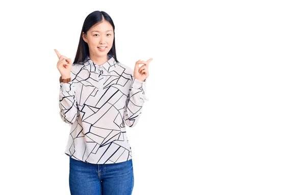 Jonge Mooie Chinese Vrouw Draagt Casual Shirt Glimlachend Zelfverzekerd Wijzend — Stockfoto