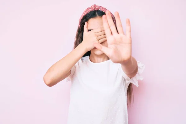 Linda Niña Hispana Vistiendo Ropa Casual Diadema Cubriendo Los Ojos —  Fotos de Stock