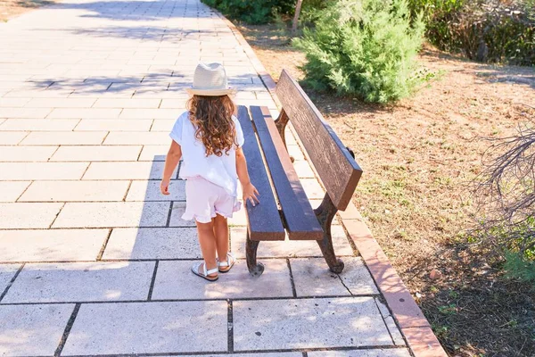 Adorabile Bambino Biondo Sulla Vista Posteriore Che Indossa Cappello Estivo — Foto Stock